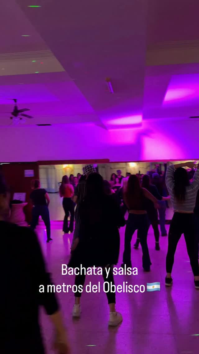 Bachata y salsa a metros del Obelisco