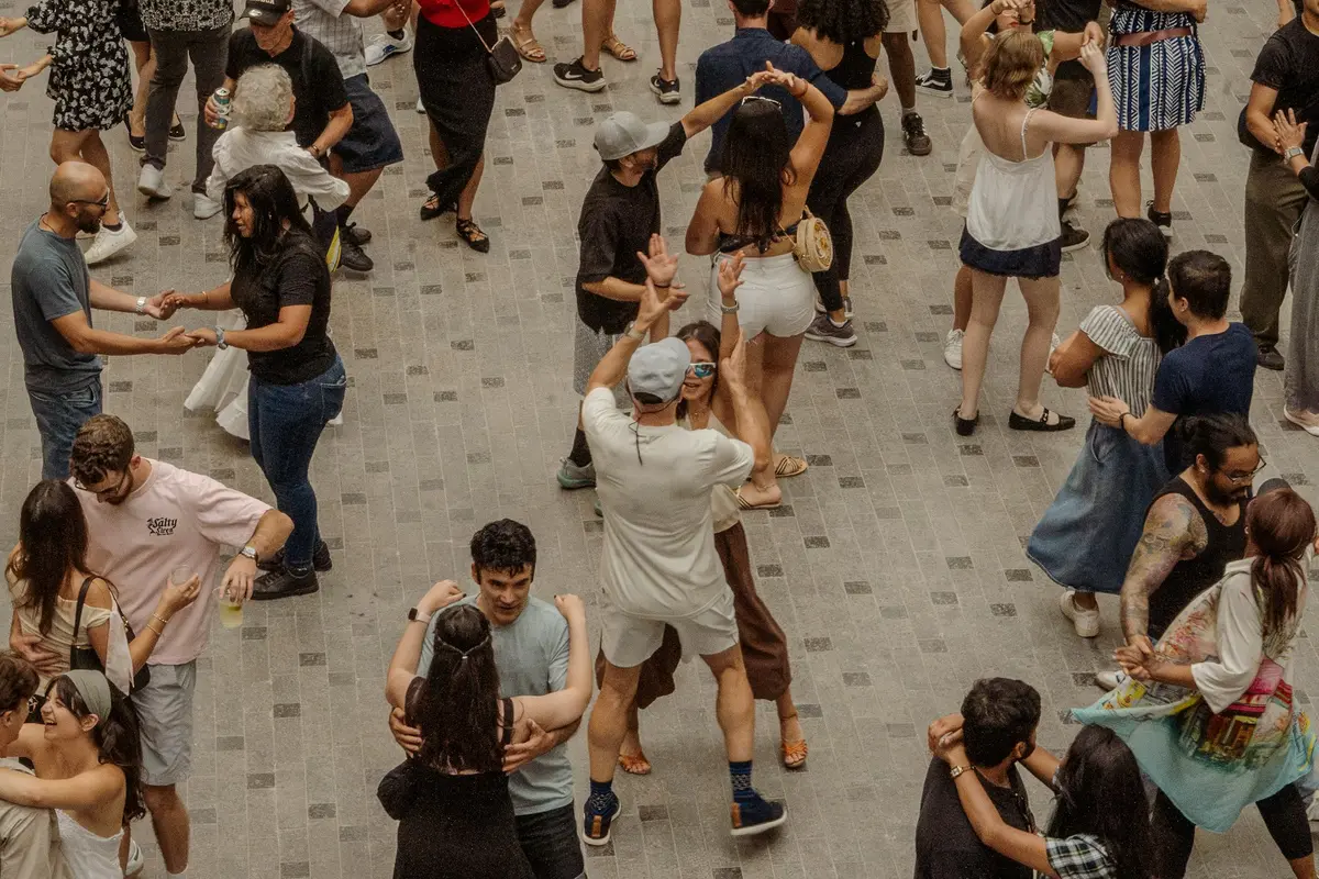 Parejas bailando en una pista al aire libre